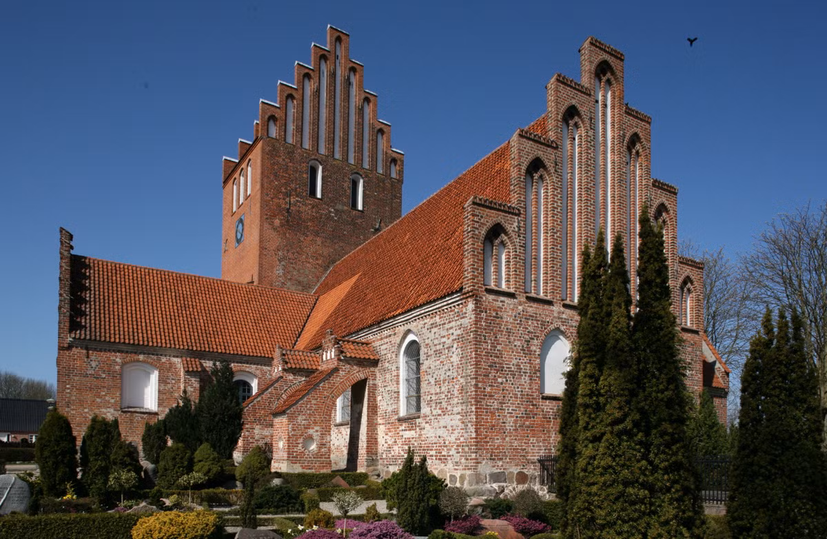 Khi tiến hành khai quật ở Boeslunde, Đan Mạch, các chuyên gia đến từ Bảo tàng Vestsjælland tìm thấy hai vật thể lạ. Ảnh: @Bảo tàng Vestsjælland.