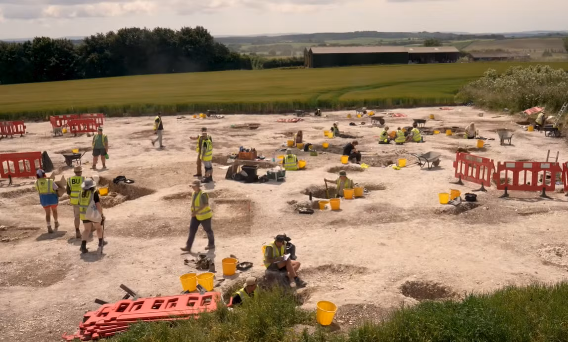 Đó là một hố hiến tế theo nghi lễ bản địa cổ xưa, chứa di hài một cá thể bí ẩn. Ảnh: @Đại học Bournemouth.