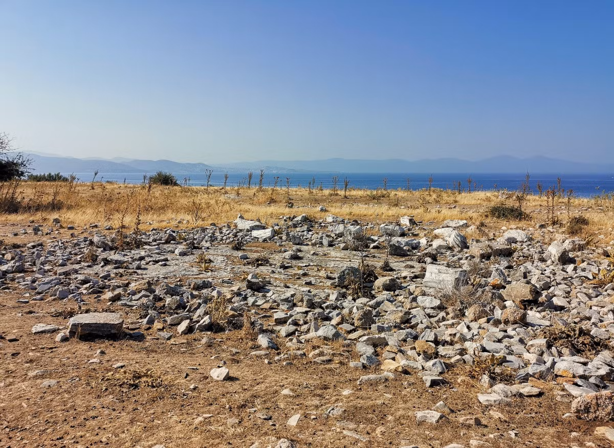 Khi tiến hành khai quật căn phòng bên dưới một ngôi nhà ở thành phố cổ Notion, phía tây Thổ Nhĩ Kỳ, các chuyên gia đến từ Bảo tàng Khảo cổ học Ephesus bất ngờ tìm thấy một vật thể lạ. Ảnh: @Bảo tàng Khảo cổ học Ephesus.