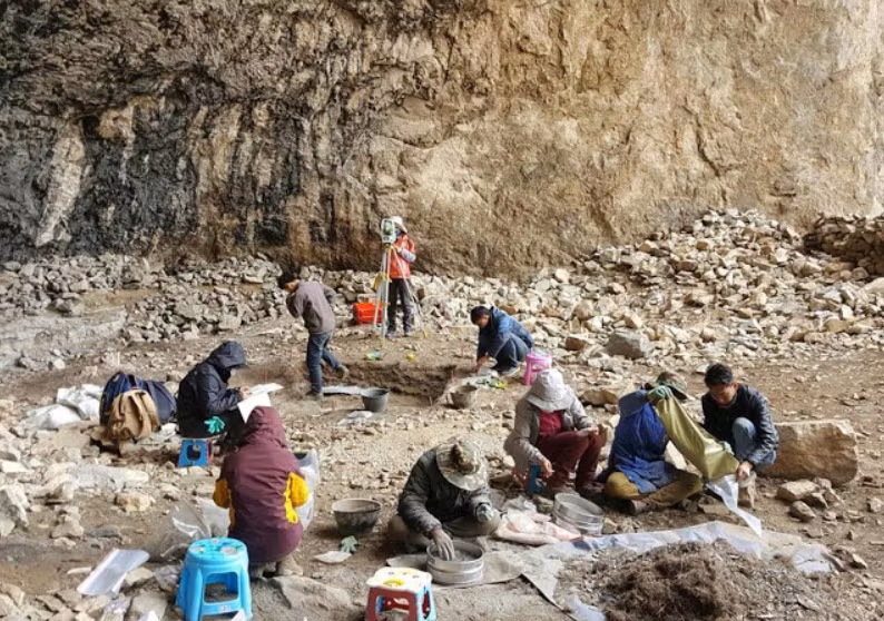 Trong quá trình khai quật khảo cổ tại hang động Melong Tagphug ở tỉnh Ngari, phía tây nam cao nguyên Tây Tạng này, các chuyên gia đến từ Viện Hàn lâm Khoa học Trung Quốc bất ngờ tìm thấy hàng loạt di tích cổ xưa kỳ lạ. Ảnh: @Viện Hàn lâm Khoa học Trung Quốc.