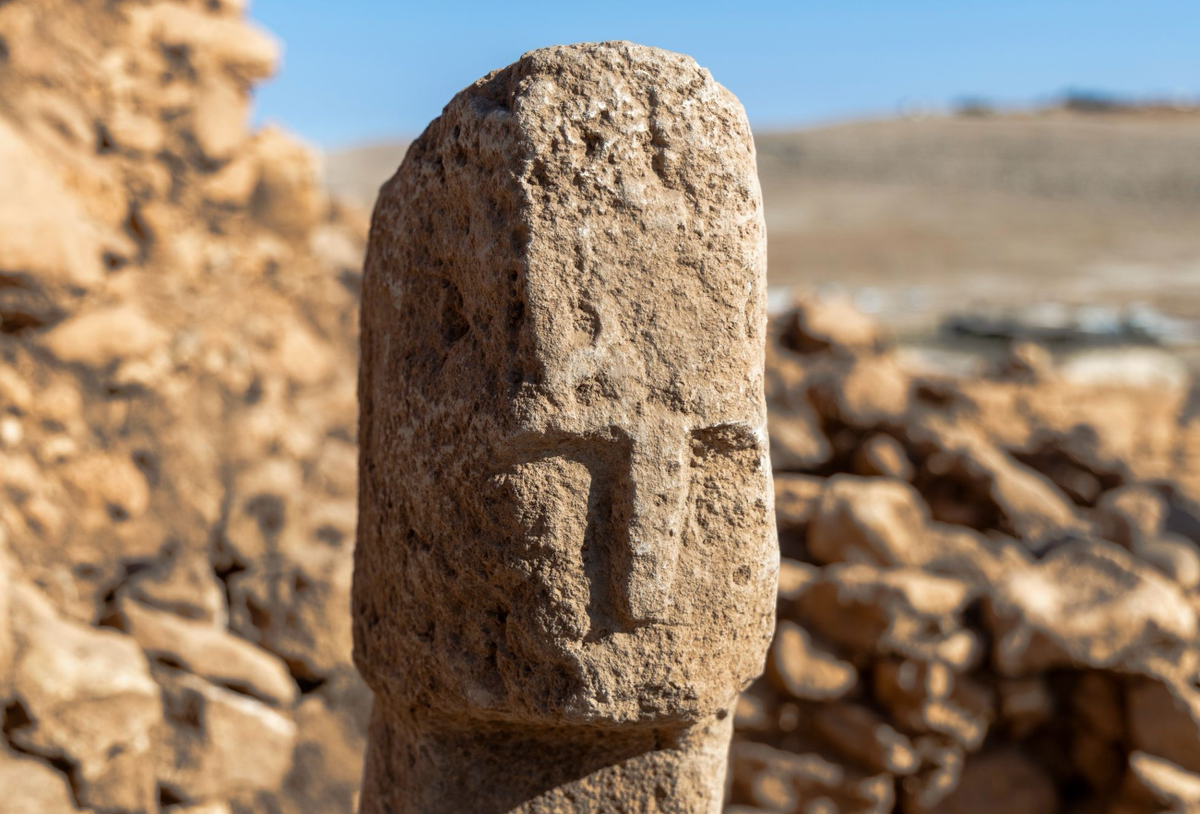 Điều gây sốc các chuyên gia là ở trên khối đá dựng này còn khắc hình khuôn mặt người kỳ dị. Ảnh: @Bộ Văn hóa và Du lịch Thổ Nhĩ Kỳ.