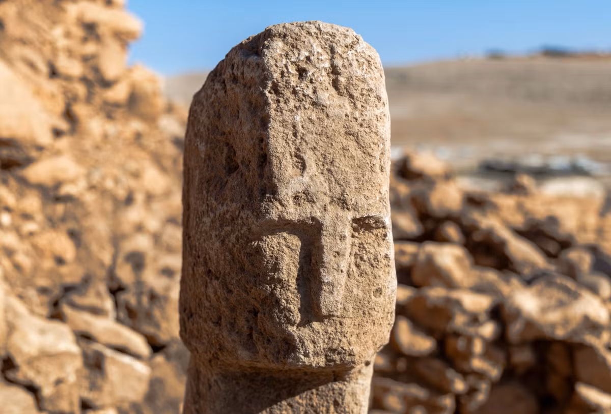 Điều gây sốc các chuyên gia là ở trên khối đá dựng này còn khắc hình khuôn mặt người kỳ dị. Ảnh: @Bộ Văn hóa và Du lịch Thổ Nhĩ Kỳ.