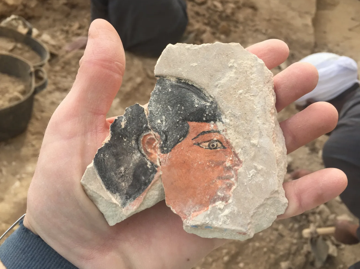 Trong ngôi mộ còn có 82 hạt cườm bằng gốm sứ màu xanh lam gần cổ người đàn ông. Ảnh: @Henryk Paner.