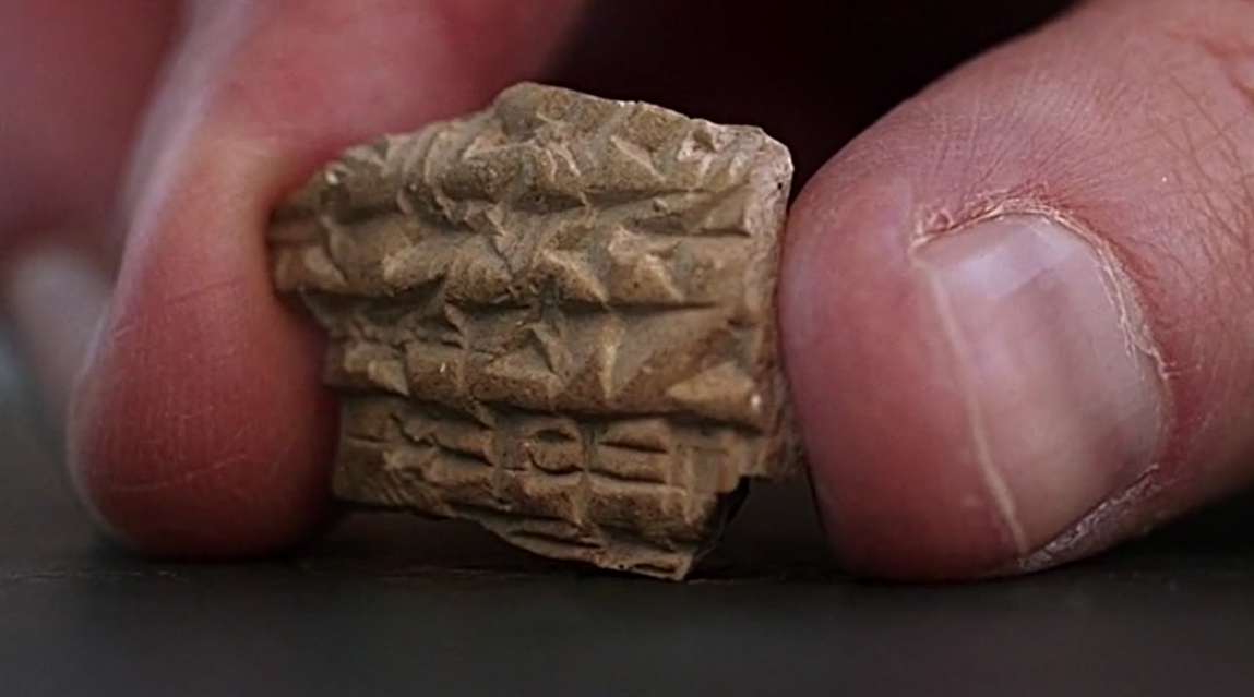 Điều đáng chú ý là trên mảnh gốm này có khắc chữ hình nêm Akkad kỳ lạ. Ảnh: @Viện Nghiên cứu Lịch sử Quốc gia Israel.