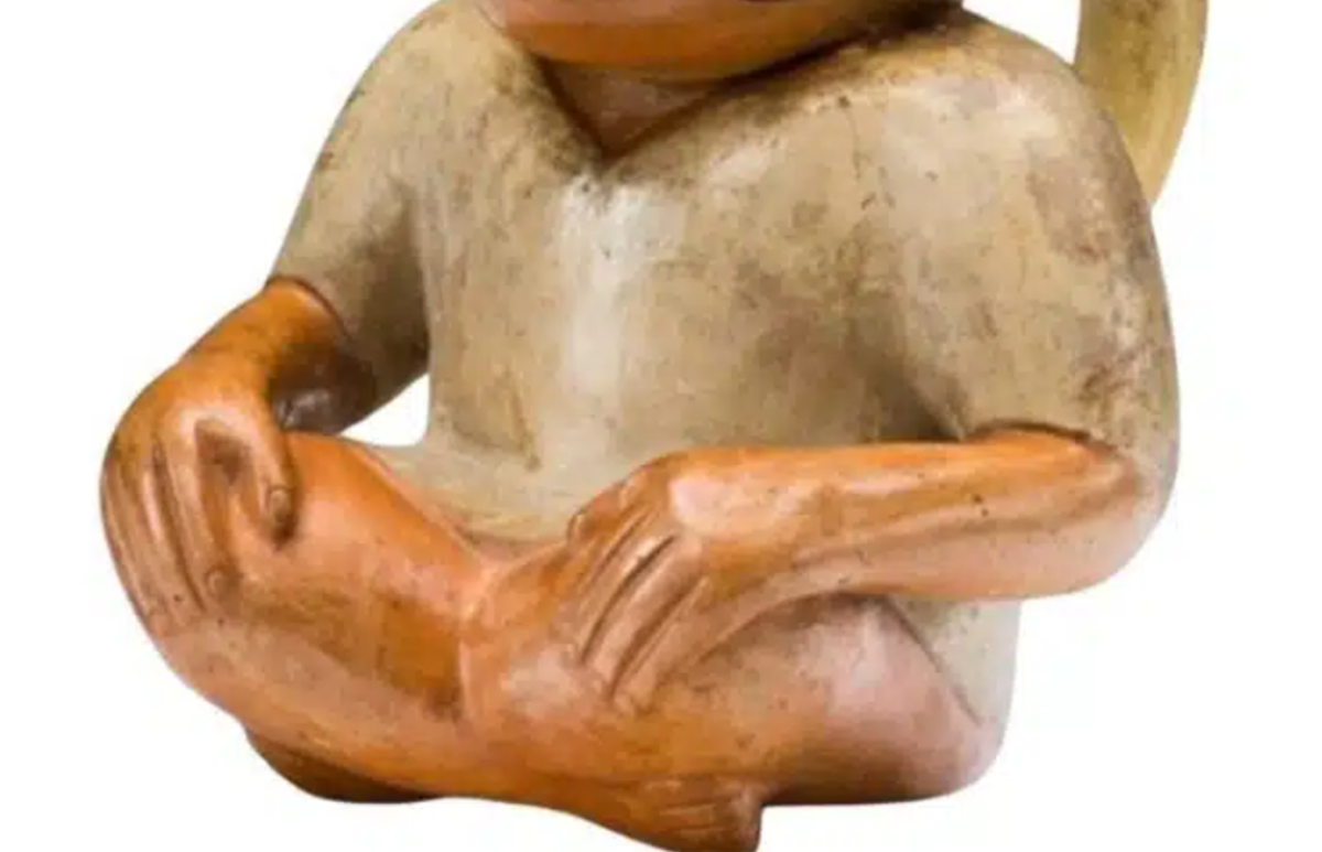 Phần đầu tượng, có kích thước 44 x 16 x 21 cm và có lớp phủ màu vàng óng, bóng như sáp. Lớp da đầu tượng trông bóng và cứng, có lẽ đã được xử lý bằng chất bảo quản. Ảnh: @Beth Scaffidi.