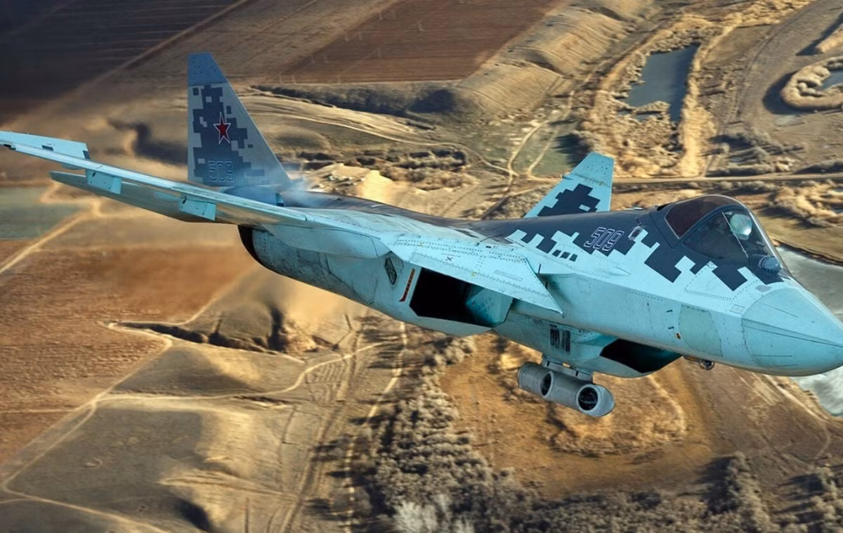 Bộ Quốc phòng Nga chưa công khai xác nhận quy mô hoặc bản chất các hoạt động tác chiến của Su-57 trên bầu trời Ukraine. Tuy nhiên, việc máy bay này được chú ý nhiều hơn trên chiến trường dường như trùng khớp với một chiến lược rộng lớn hơn, nhằm giới thiệu khả năng của nó với các khách hàng nước ngoài tiềm năng. Ảnh: @The Aviationist.