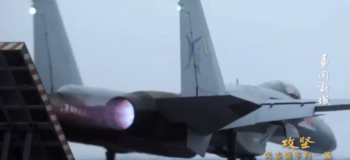 Tuy nhiên, tiêm kích J-15T trong đoạn clip đã được thiết kế riêng để phóng bằng máy phóng điện từ, tức là chỉ dành cho tàu sân bay Phúc Kiến và Type 004 hiện đang được phát triển. Ảnh: @CCTV.
