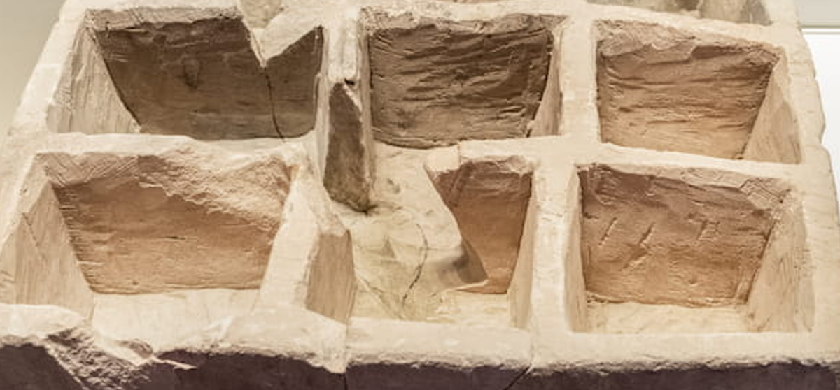 Nó được chia thành chín ngăn vuông, có kích thước và thể tích tương đương nhau. Ảnh: @Cơ quan Cổ vật Israel.