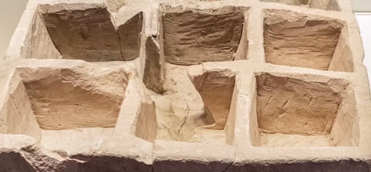 Nó được chia thành chín ngăn vuông, có kích thước và thể tích tương đương nhau. Ảnh: @Cơ quan Cổ vật Israel.