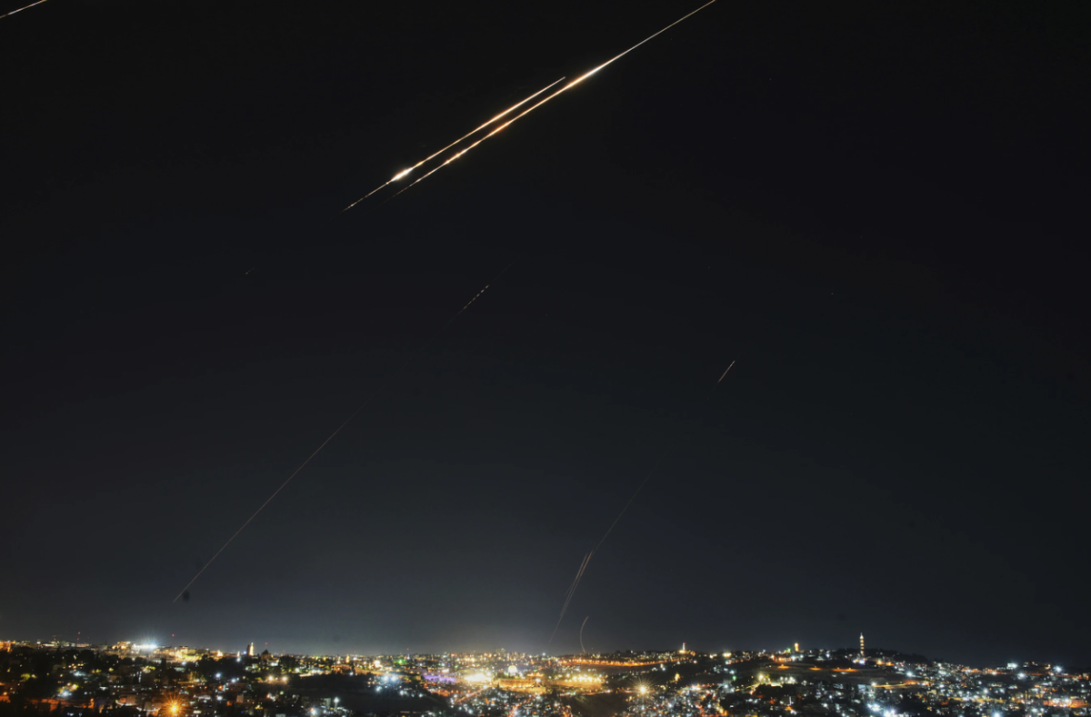 Còn hãng thông tấn nhà nước Iran IRNA cho biết, họ đã phóng hàng trăm tên lửa đạn đạo vào Israel, sau khi Israel phá hủy cơ sở hạt nhân ngầm Natanz khổng lồ của Iran. Ảnh: @/Ohad Zwigenberg.
