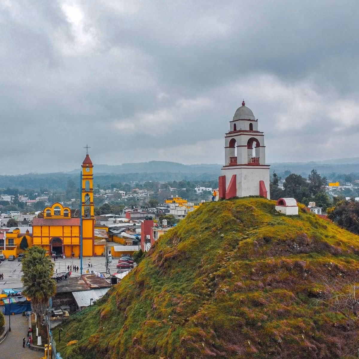 Tại hiện trường, các chuyên gia khai quật được một chiếc bình hình cầu có đường kính khoảng 30 cm. Ảnh: @ Viện Nhân chủng học và Lịch sử Quốc gia Mexico.