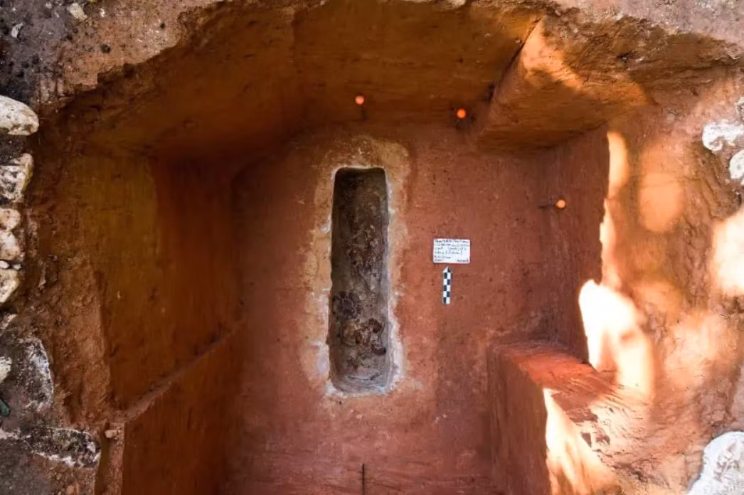 Dựa trên kiến thức khảo cổ kết hợp với các tài liệu lịch sử người Maya cổ xưa để lại, các chuyên gia cho rằng, chiếc đầu vị thần ngô Maya này được đặt trên giá ba chân, hướng theo chiều Đông - Tây để tượng trưng cho sự ra đời của cây ngô, khi những tia nắng đầu tiên của Mặt trời xuất hiện. Ảnh: @INAH.