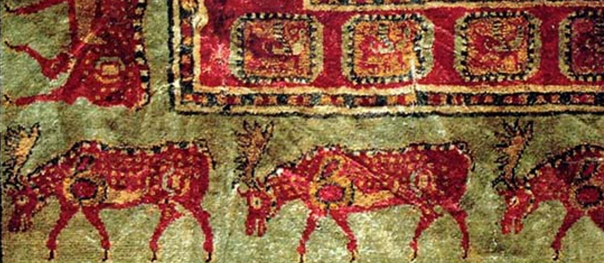 Tấm thảm được làm hoàn toàn bằng len, bao gồm cả phần lông và phần đế. Thiết kế của tấm thảm bao gồm một dải ruy băng ở trung tâm và đường viền được trang trí bằng hình ảnh hươu và chiến binh cưỡi ngựa. Ảnh: @archaeologyart.