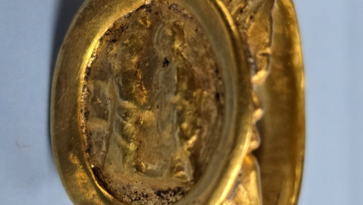 Đây là biểu tượng điển hình trong thời kỳ nửa sau thế kỷ thứ 2 Sau Công Nguyên, đại diện cho "nhẫn chung thủy" được trao đổi giữa các cặp vợ chồng mới cưới. Ảnh: @Bảo Tàng Quốc Gia Bulgaria.