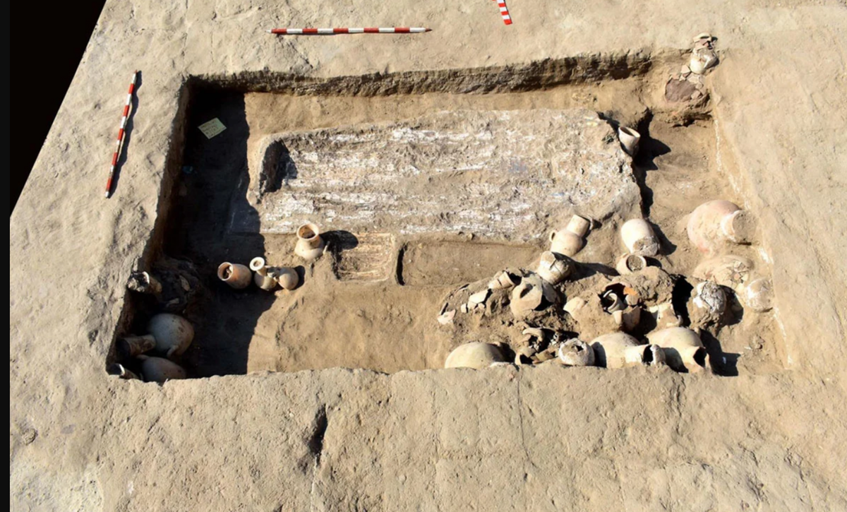Và ngôi mộ bí ẩn tại Tell Roud chứa hài cốt người cùng nhiều đồ tùy táng chôn cùng kỳ lạ. Ảnh: @Hội đồng Cổ vật Tối cao Ai Cập.