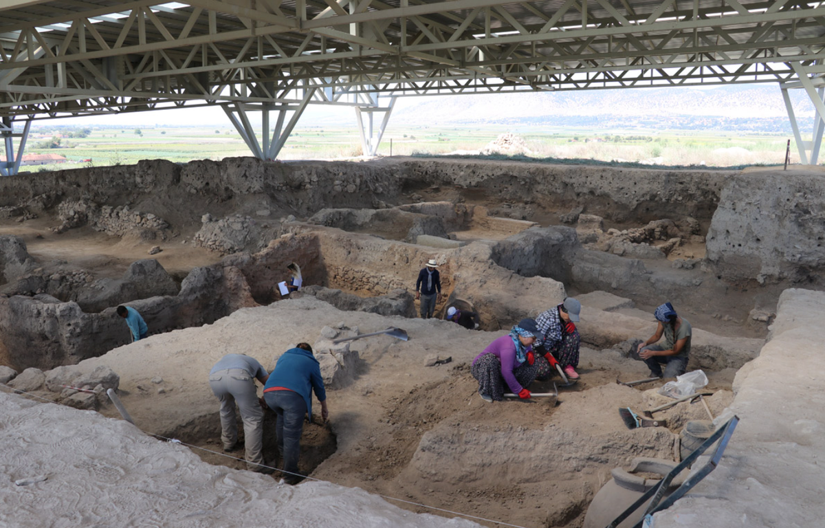 Nhóm còn tìm thấy 7-8 bộ hài cốt chủ yếu là phụ nữ và trẻ em. Ảnh: @Đại học Ege.