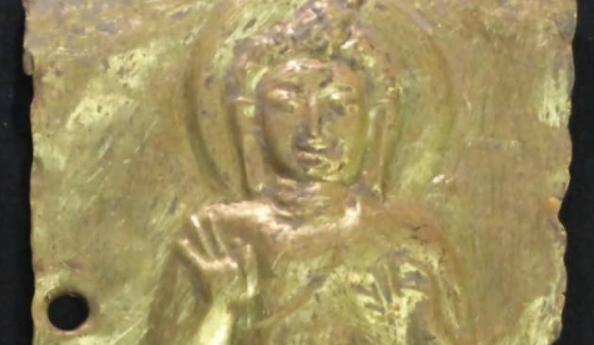 Hình ảnh cho thấy Đức Phật với vầng hào quang, dái tai thon dài, mái tóc búi cao, khoác trên mình chiếc áo cà sa buông xuống vai trái. Ảnh: @Cục Mỹ thuật Thái Lan.