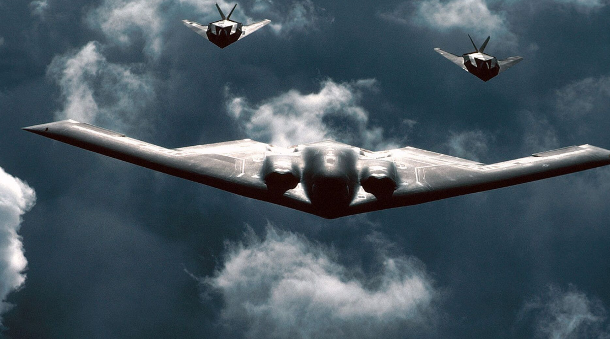 Không rõ có bao nhiêu chiếc B-2 xuất phát nhưng tờ The War Zone dẫn các dữ liệu công khai cho thấy, có ít nhất 2 nhóm máy bay B-2, sử dụng mã Mytee 11 và Mytee 21 xuất phát từ căn cứ Whiteman ngay khi bước qua ngày 21/6. Các máy bay ném bom tàng hình hướng về phía tây và sau đó kết hợp với các máy bay tiếp nhiên liệu trên không ở vùng biển ngoài khơi bang California. Ảnh: @Air Force Global Strike Command.