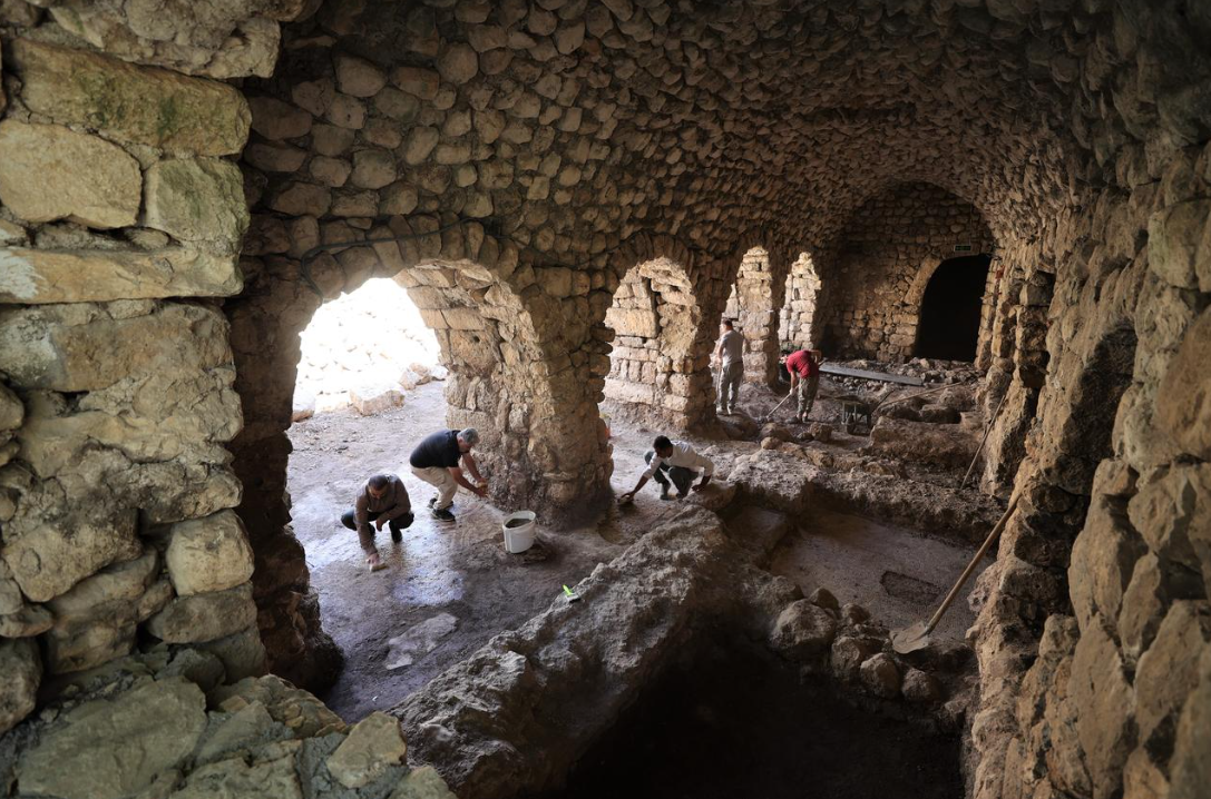 Đó là một bức tranh sàn khảm nằm dưới cột của công trình nhà máy cổ. Ảnh: @Bảo tàng Mardin.