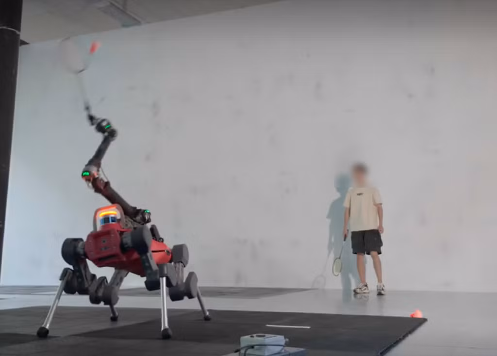 Con robot có thể di chuyển quanh sân khá tốt và duy trì các cuộc giao đấu với người chơi trong tối đa 10 lần đánh liên tiếp. Ảnh: @ETH Zurich.