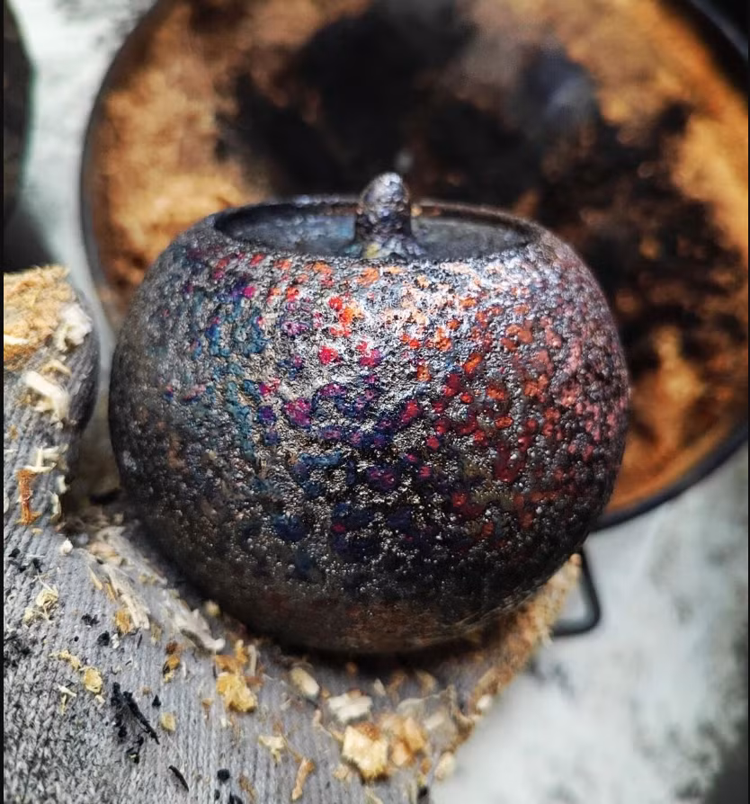 Bình được làm từ đất sét dồi dào tại địa phương và tro than, nung ở nhiệt độ trên 1000°C. Ảnh: @chinadaily.