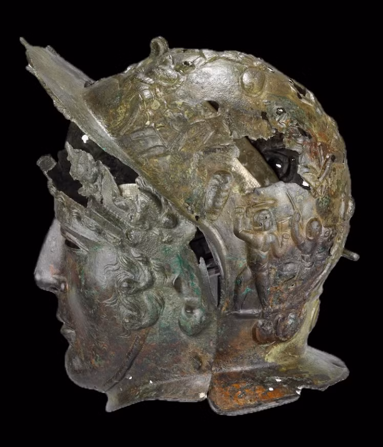 Hai phần của mũ giáp nặng tổng cộng 1,3 kg. Ảnh: @Hội đồng quản trị Bảo tàng Anh.