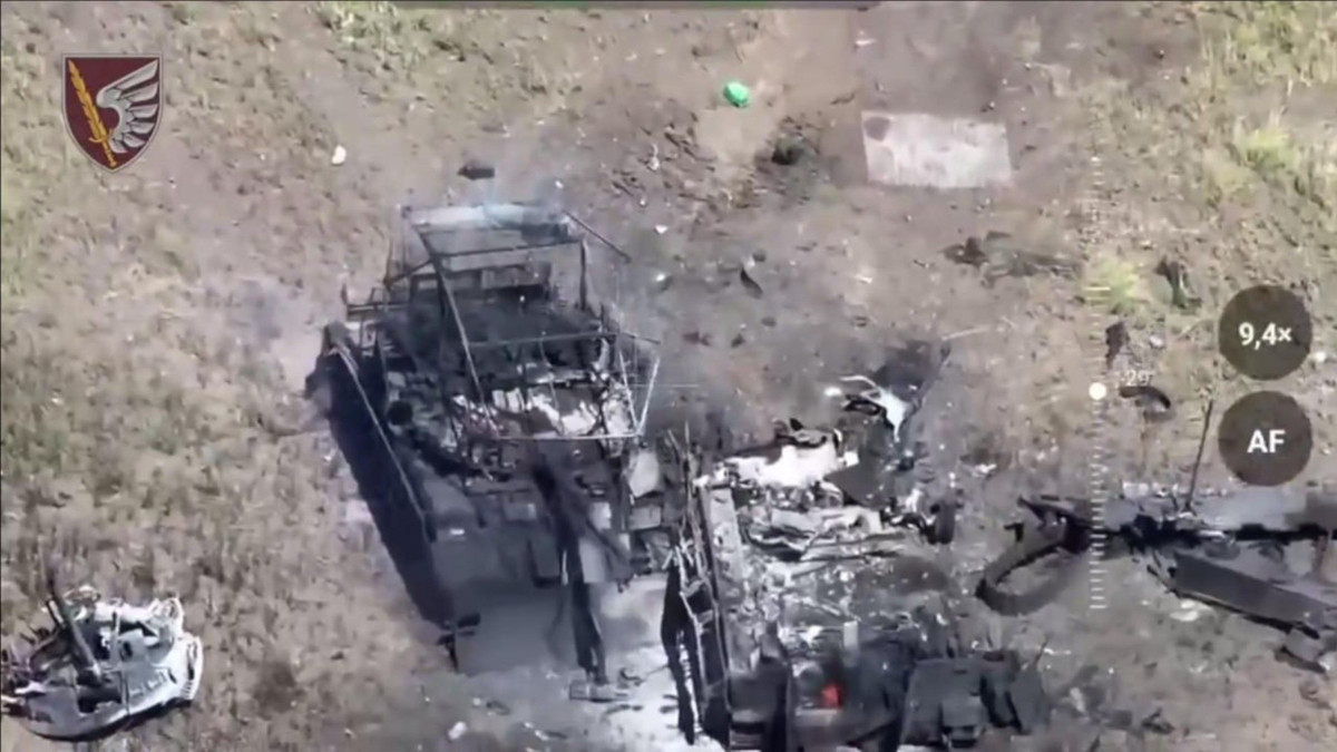 Nhóm tình báo nguồn mở Oryx đã ghi nhận việc phá hủy, thu giữ hoặc bỏ lại 4.100 xe tăng Nga các loại trong suốt cuộc chiến. Danh sách này bao gồm một số xe tăng chiến đấu chủ lực mới nhất của Nga, chẳng hạn như T-90M, cũng như các thiết kế cổ điển như T-54 và T-55. Ảnh: @19FortyFive.