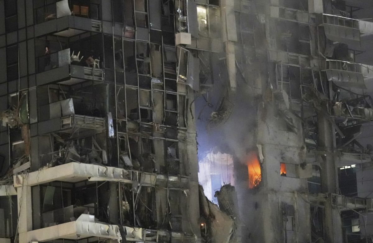 Một số tòa nhà đã bị tấn công bao gồm một tòa nhà chung cư ở khu dân cư Ramat Gan gần Tel Aviv. Một tòa nhà khác ở trung tâm Tel Aviv cũng đã bị tấn công, gây ra thiệt hại đáng kể cho nhiều tầng. Ảnh: @Tomer Appelbaum.