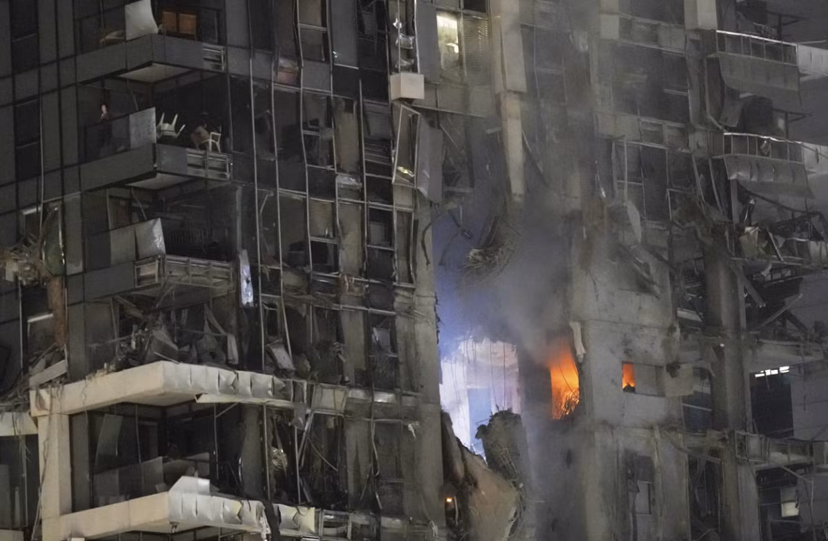 Một số tòa nhà đã bị tấn công bao gồm một tòa nhà chung cư ở khu dân cư Ramat Gan gần Tel Aviv. Một tòa nhà khác ở trung tâm Tel Aviv cũng đã bị tấn công, gây ra thiệt hại đáng kể cho nhiều tầng. Ảnh: @Tomer Appelbaum.