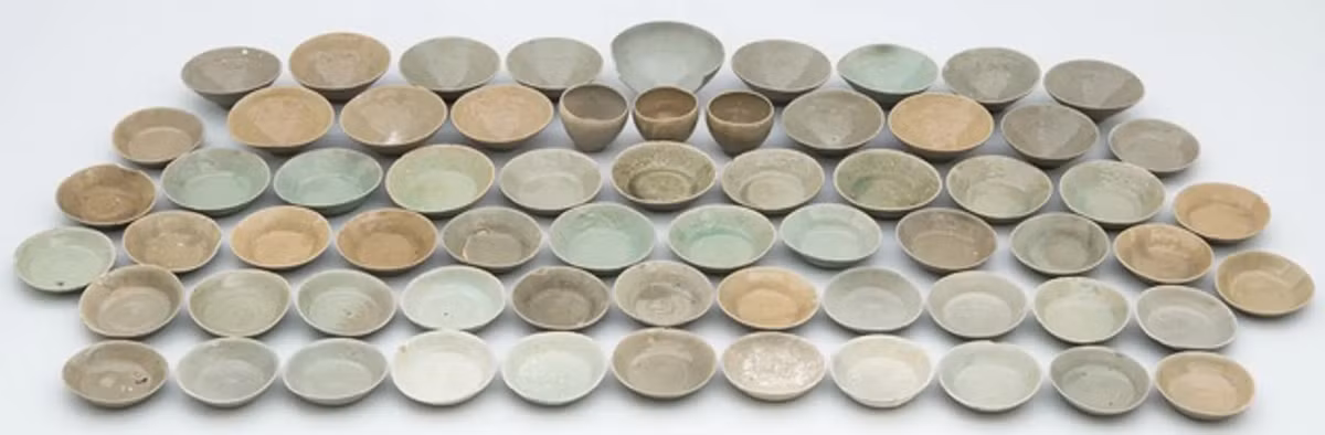 Họ còn phát hiện ra 152 mảnh đồ gốm Buncheong màu xanh lam nhạt, có khắc chữ "Naeseom", ám chỉ Naeseomsi, quan chức nhà nước chịu trách nhiệm quản lý thực phẩm và đồ uống cống phẩm cấp cho triều đình và các quan chức cấp cao. Ảnh: @Viện Nghiên cứu Di sản Hàng hải Quốc gia Hàn Quốc.