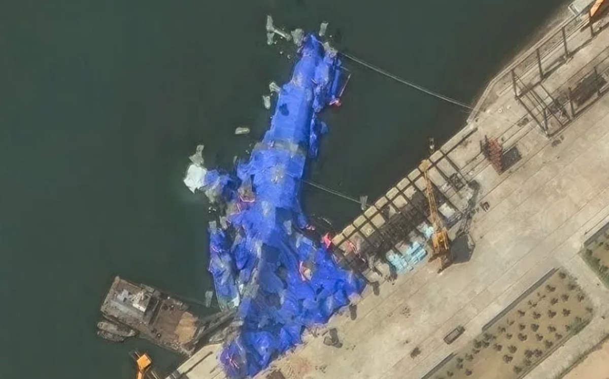 Hình ảnh gần đây về chiếc tàu chiến này cho thấy, hiện nó đã trở lại vị trí thẳng đứng, mặc dù mục tiêu khôi phục khinh hạm trước cuối tháng này vẫn còn rất mơ hồ. Ảnh: @2025 Maxar Technologies.