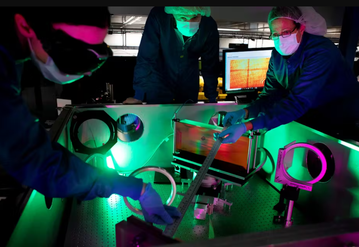 Karl Krushelnick, giám đốc Trung tâm Khoa học Quang học Siêu nhanh Gérard Mourou, cho biết trong một tuyên bố: "Cột mốc này đánh dấu sự khởi đầu của các thí nghiệm mới, tiến vào các mảng chưa được khám phá thuộc lĩnh vực khoa học cao cấp của Mỹ". Ảnh: @Đại học Michigan.