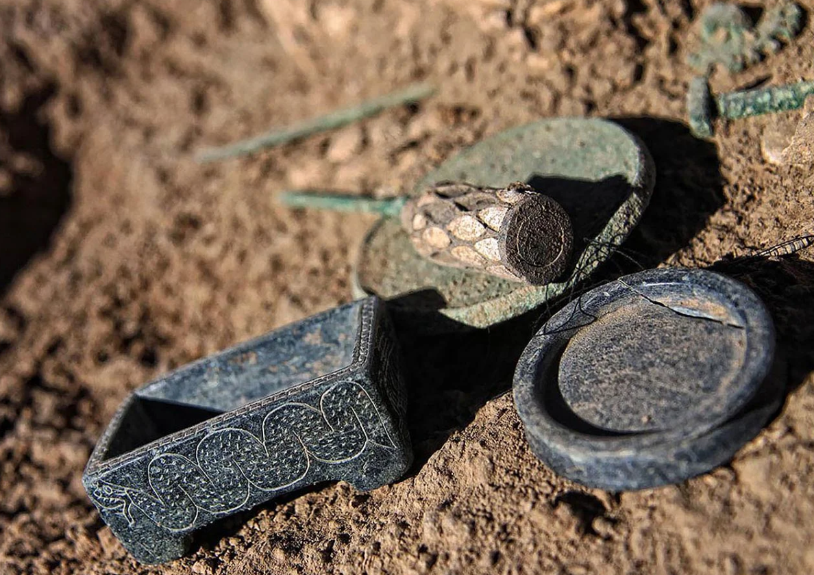 Đây là ngôi mộ dành chôn cất một bé gái dưới 18 tuổi, kèm theo 34 vật phẩm mai táng xa xỉ làm từ vàng, đồng, ngà voi, clorit, serpentine, đá lapis lazuli và đồ gốm. Ảnh: @Viện Nghiên Cứu British Institute of Persian Studies.