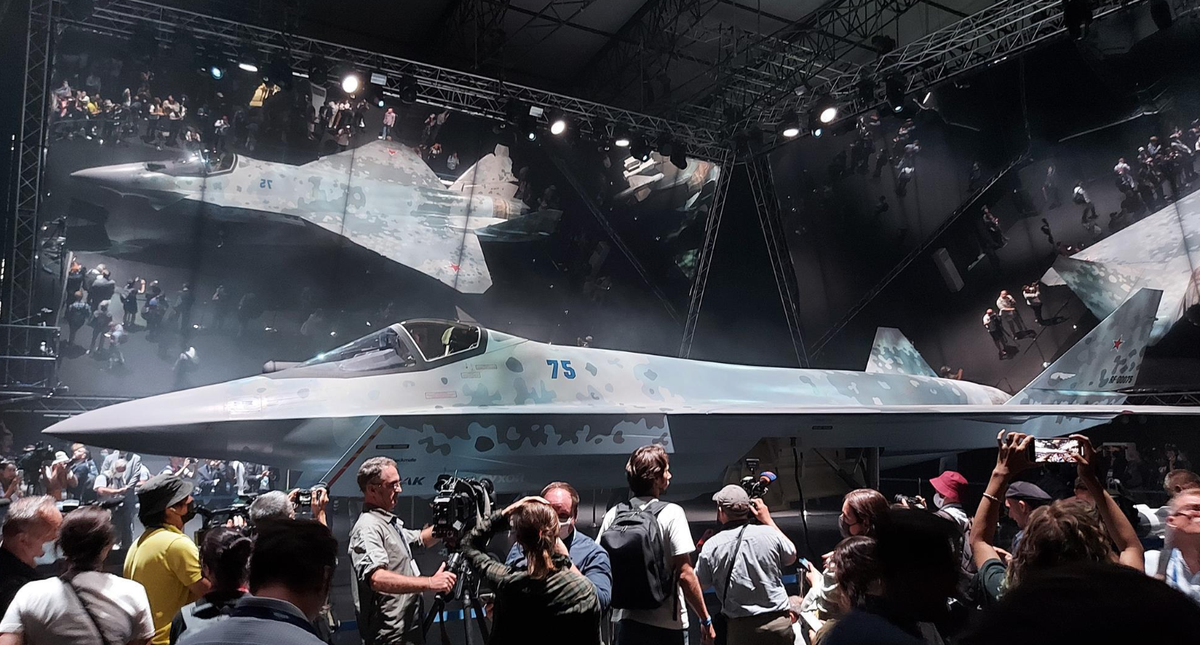 Su-75 Checkmate kết hợp các tính năng tiên tiến, bao gồm tiết diện radar thấp, radar mảng quét điện tử chủ động (AESA) và khả năng tương thích với nhiều loại đạn dược dẫn đường chính xác. Chi phí vận hành được báo cáo cho mỗi giờ bay thấp hơn sáu đến bảy lần so với F-35. Ảnh: @ RuAviation.