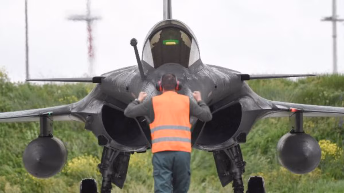 Các quan chức quốc phòng hàng đầu của Indonesia được cho là đang xem xét lại năng lực tác chiến của tiêm kích Rafale do Pháp chế tạo, sau những cáo buộc chấn động rằng ba chiếc Rafale của Không quân Ấn Độ đã bị tiêm kích J-10C của Pakistan bắn hạ trong giai đoạn đầu của cuộc xung đột trên không mới nhất giữa Ấn Độ và Pakistan. Ảnh: X