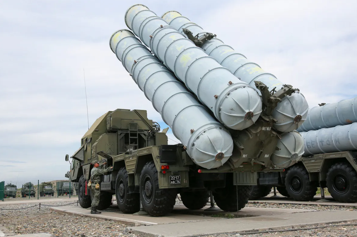 Mặc dù rất mạnh mẽ, nhưng một hạn chế lớn của mạng lưới phòng không S-300PS của Ukraine là không thể thay thế các bộ phận bị mất trong chiến đấu hoặc tên lửa đã sử dụng trong các hoạt động, vì phần sản xuất linh kiện cho hệ thống này tập trung nhiều ở Nga. Ảnh: @Military TV.