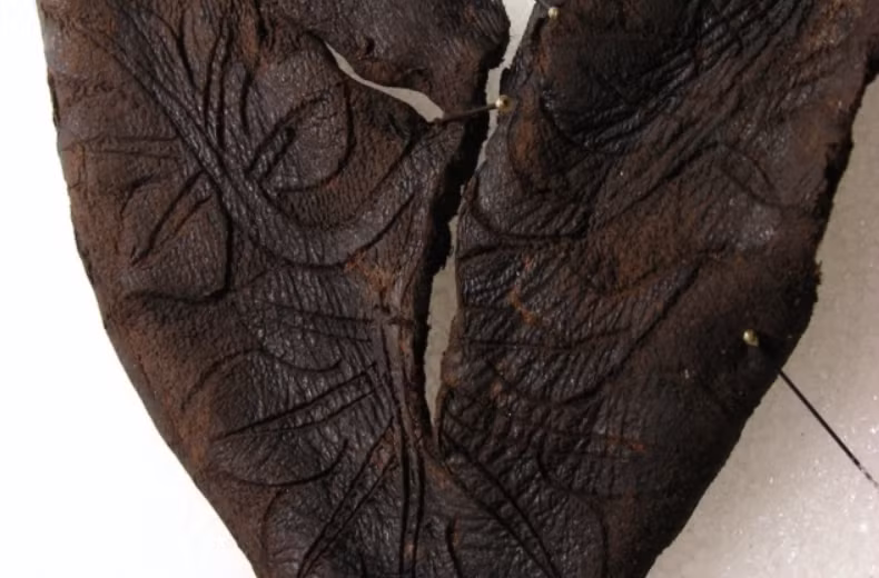 Nói rõ hơn, đó là mảnh thuộc về một chiếc giày dành cho trẻ em, ước tính có niên đại thuộc thế kỷ 14 Sau Công Nguyên. Ảnh: @Văn phòng Văn hóa Jura.