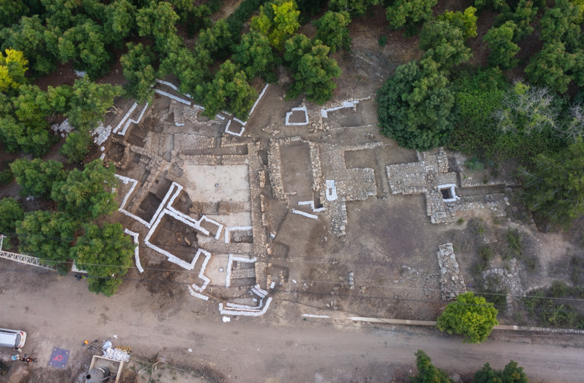 Tel Kabri là một địa điểm khảo cổ quan trọng nằm ở phía tây Galilee, cách Nahariya, Israel 5 km về phía đông. Vào thời kỳ đồ đồng giữa (năm 1.900-1.600 Trước Công nguyên), địa điểm này là trung tâm một khu định cư lớn của người Canaan, với một cung điện hoàng gia có diện tích ít nhất 6.000 m2, trở thành cung điện thời kỳ đồ đồng giữa lớn nhất được khai quật cho đến nay ở Israel. Ảnh: @Đại học Brandeis.