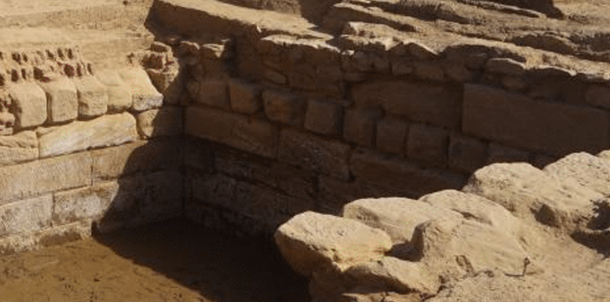 Hồ nước thiêng là một đặc điểm thiết yếu của nhiều đền thờ Ai Cập, thường được coi là nguồn nước thánh riêng biệt với nguồn nước sinh hoạt thông thường. Những hồ nước này rất quan trọng trong các nghi lễ tôn giáo, tượng trưng cho sự thanh khiết và sự nuôi dưỡng thiêng liêng. Ảnh: @Bộ Du lịch và Cổ vật Ai Cập.