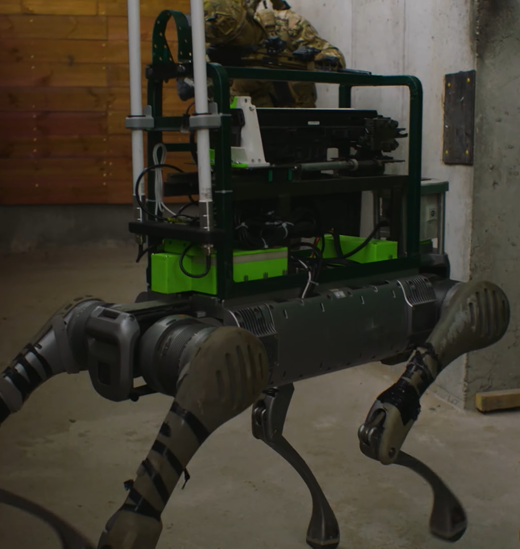 Như trong video, con chó robot được trang bị súng trường tấn công CZ BREN 2 gắn trên lưng, kết hợp với hộp tiếp đạn Magpul PMAG D-60 60 viên. Ảnh: @Cơ quan An ninh Ukraine.