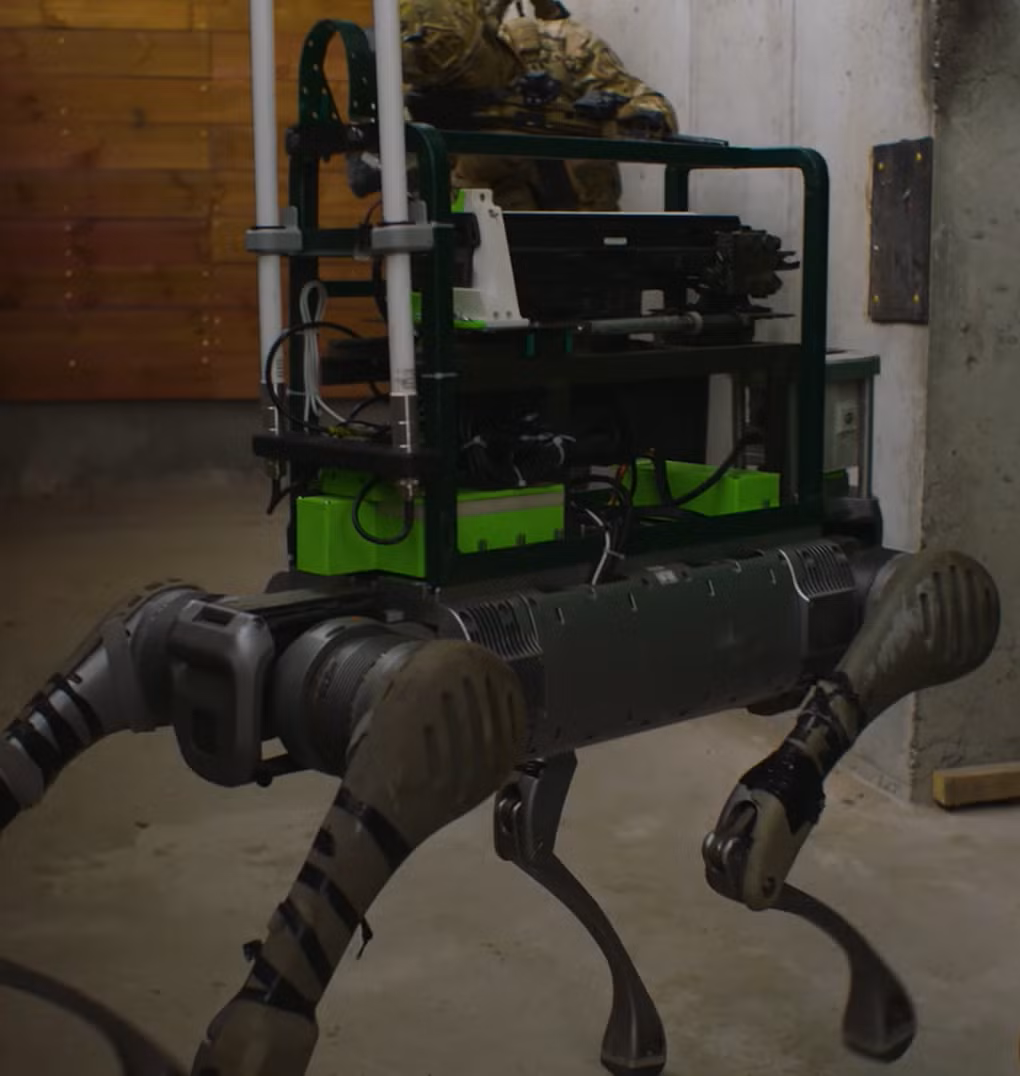 Như trong video, con chó robot được trang bị súng trường tấn công CZ BREN 2 gắn trên lưng, kết hợp với hộp tiếp đạn Magpul PMAG D-60 60 viên. Ảnh: @Cơ quan An ninh Ukraine.