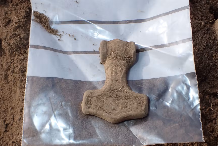 Đó là một vật thể bằng chì dài 3 cm, có hình dạng tương tự như chiếc búa của thần Thor. Ảnh: @Bảo tàng Lịch sử Văn hóa Quận Halland.