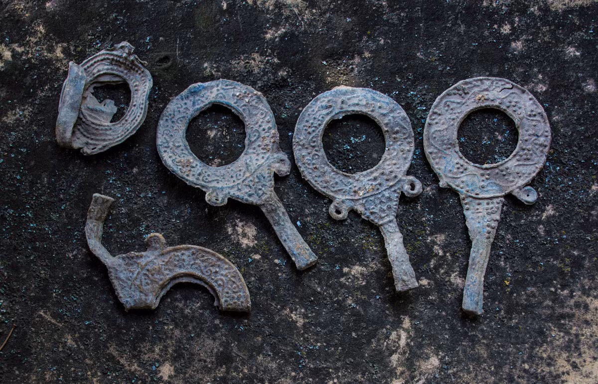 Đó là 5 chiếc khung gương làm bằng chất liệu chì, 3 chiếc có kích cỡ lớn đều nhau, 2 chiếc còn lại ﻿ nhỏ hơn. Ảnh: @Bảo tàng Cộng Hòa Bulgaria.