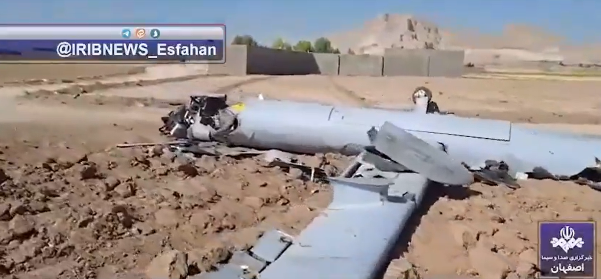 Dưới đây là bản ghi chép của báo cáo được phát sóng trên Đài truyền hình IRIB News: “Đây là một trong những khu vực phía đông Isfahan. Như bạn có thể thấy trong hình, khoảng 5:00 sáng nay, lực lượng phòng không đáng tự hào của Quân đội Cộng hòa Hồi giáo Iran đã phá hủy và bắn hạ một máy bay không người lái Hermes cực kỳ tiên tiến. Chiếc máy bay không người lái này được trang bị vũ khí để nhắm mục tiêu, nhưng giờ đây nó còn không có cơ hội bắn những vũ khí này vào mục tiêu của chúng ta nữa. Điều này cho thấy lực lượng phòng không của chúng ta đã sẵn sàng và họ đã bắn hạ chiếc máy bay không người lái này”. Ảnh: @Đài truyền hình IRIB News.