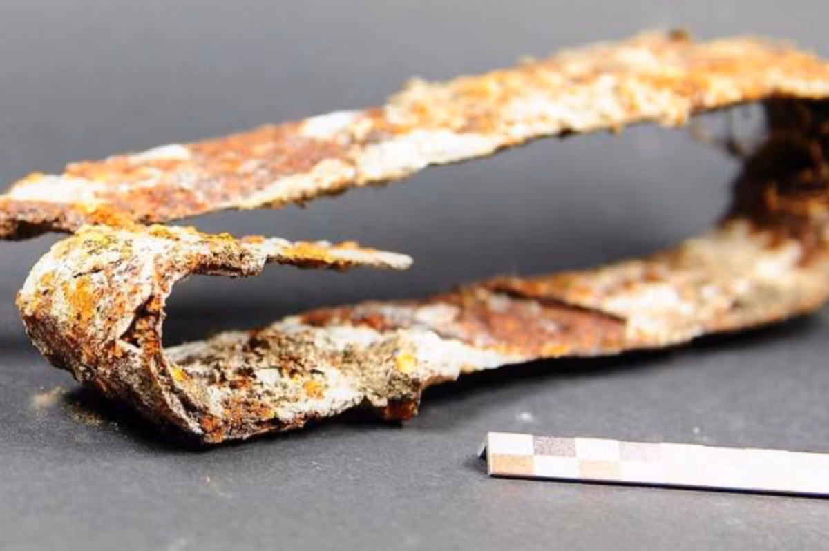 Hiện vẫn chưa có thông tin chắc chắn nào về lý do tại sao thanh kiếm được gấp lại. Cũng có thể nó được dùng làm bùa hộ mệnh để bảo vệ ngôi mộ khỏi con người, hoặc những sinh vật được cho là ma quỷ. Ảnh: @Cơ quan Bảo vệ Di tích Bavaria