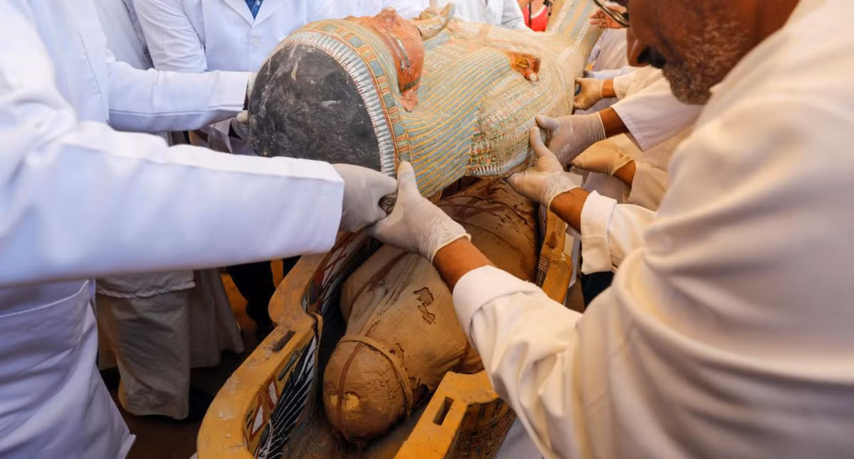 Chiếc quan tài đầu tiên thuộc về một người phụ nữ tên là "Ti Abo" và dài 195 cm, trên quan tài có khắc hình ảnh nhiều màu sắc và chữ tượng hình. Ảnh: @Viện Khảo cổ học phương Đông Pháp (IFAO)/ Đại học Strasbourg.