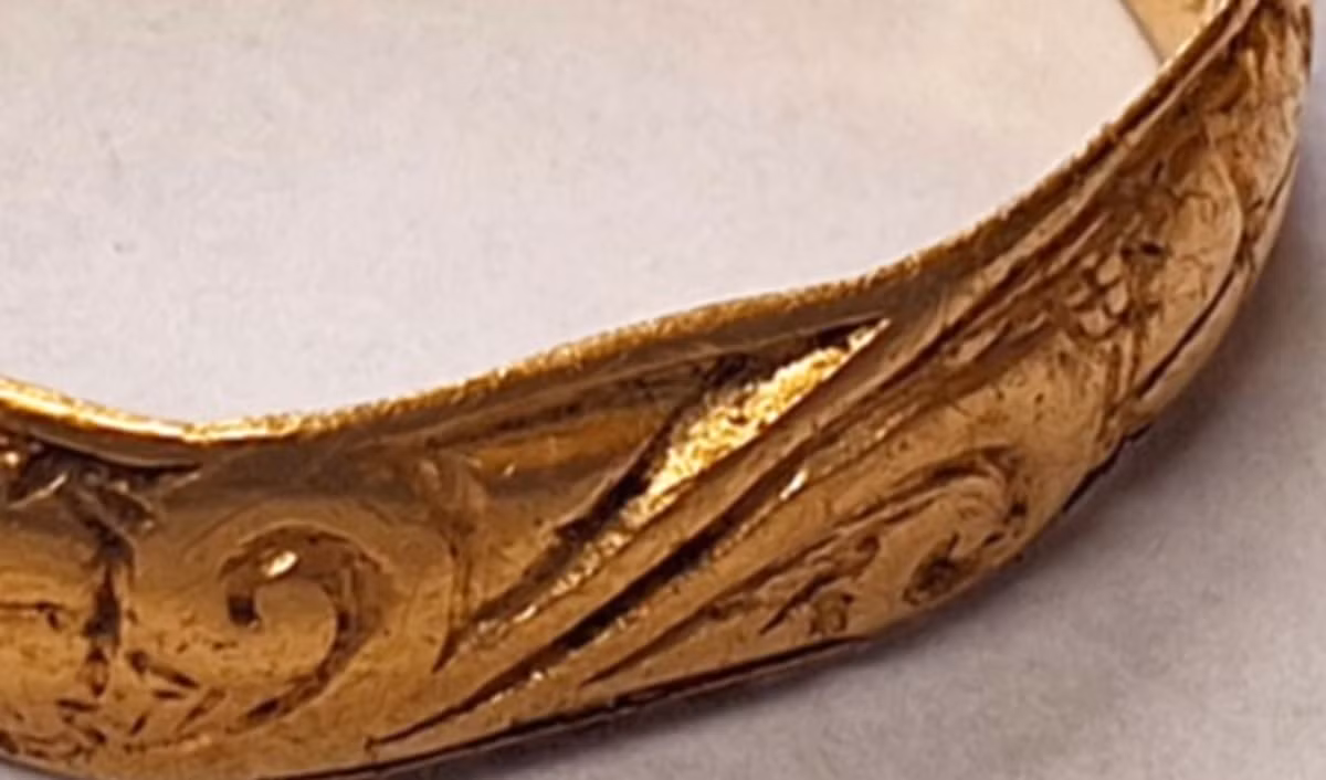 Không giống như nhẫn đính hôn hiện đại, trong lịch sử, những chiếc nhẫn này được một trong hai người tặng cho nhau ở bất kỳ giai đoạn nào của mối quan hệ tình cảm yêu đương. Ảnh: @Chương trình Cổ vật Di động Anh.