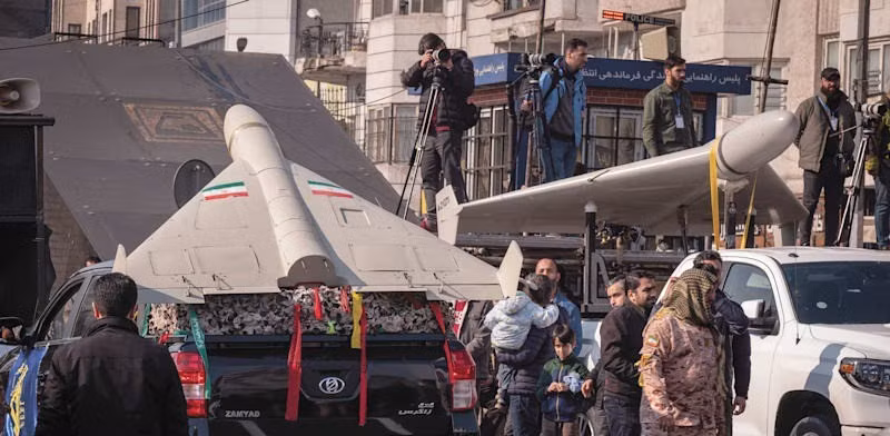 Iran thường sử dụng UAV cùng lúc với tên lửa đạn đạo để tạo ra chiến thuật tấn công bão hòa. Trong khi tên lửa đạn đạo bay nhanh và buộc hệ thống phòng thủ phải phóng tên lửa đánh chặn ngay lập tức, các UAV bay chậm hơn sẽ tiếp cận từ độ cao thấp, gây quá tải cho radar và hệ thống đánh chặn.