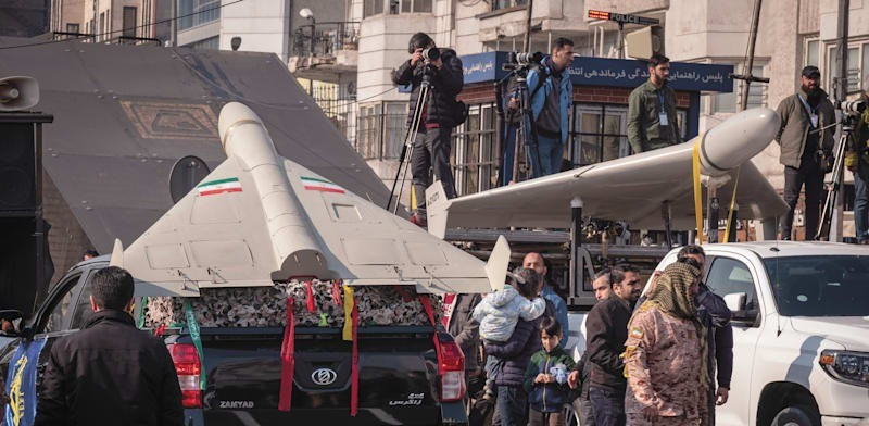 Iran thường sử dụng UAV cùng lúc với tên lửa đạn đạo để tạo ra chiến thuật tấn công bão hòa. Trong khi tên lửa đạn đạo bay nhanh và buộc hệ thống phòng thủ phải phóng tên lửa đánh chặn ngay lập tức, các UAV bay chậm hơn sẽ tiếp cận từ độ cao thấp, gây quá tải cho radar và hệ thống đánh chặn.