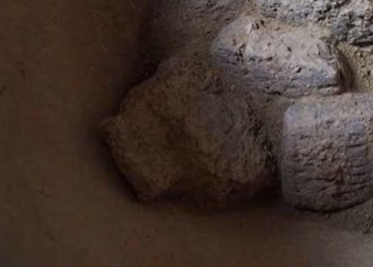 Nội dung được khắc trên các tấm bia đá này hiện vẫn còn là một bí ẩn. Ảnh: @Sở Khảo cổ Duhok.